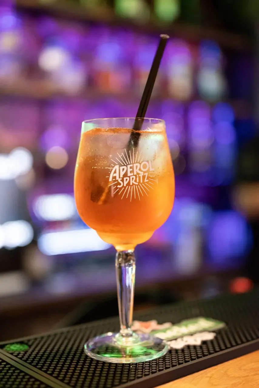 Aperol Spritz pe bar