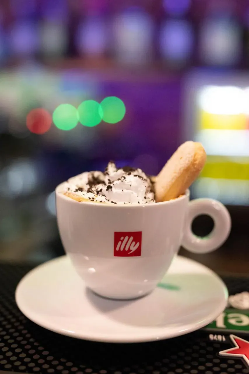 Cappuccino cu biscuit, pe bar