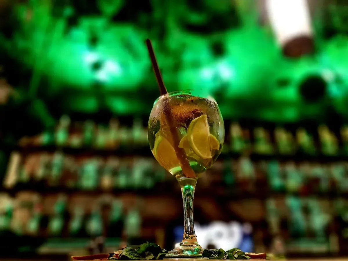 Gin tonic sub tavanul verde
