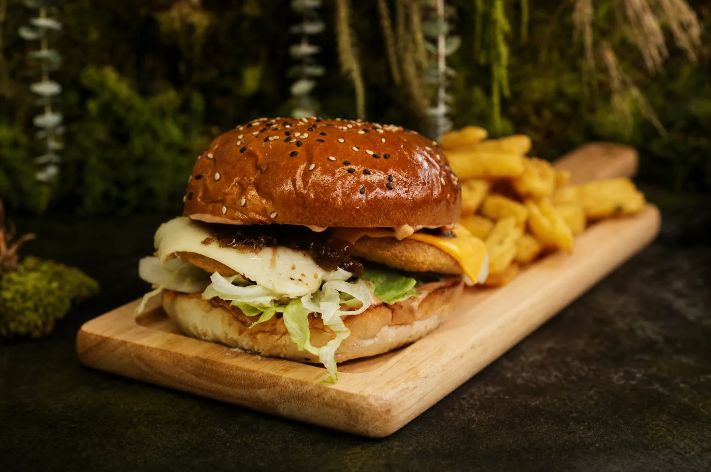 Burger cu halloumi și cartofi