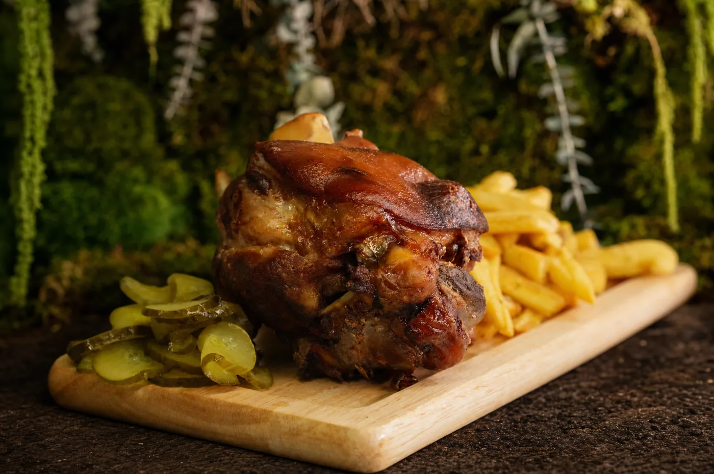 Ciolan de porc cu cartofi prăjiți și murături