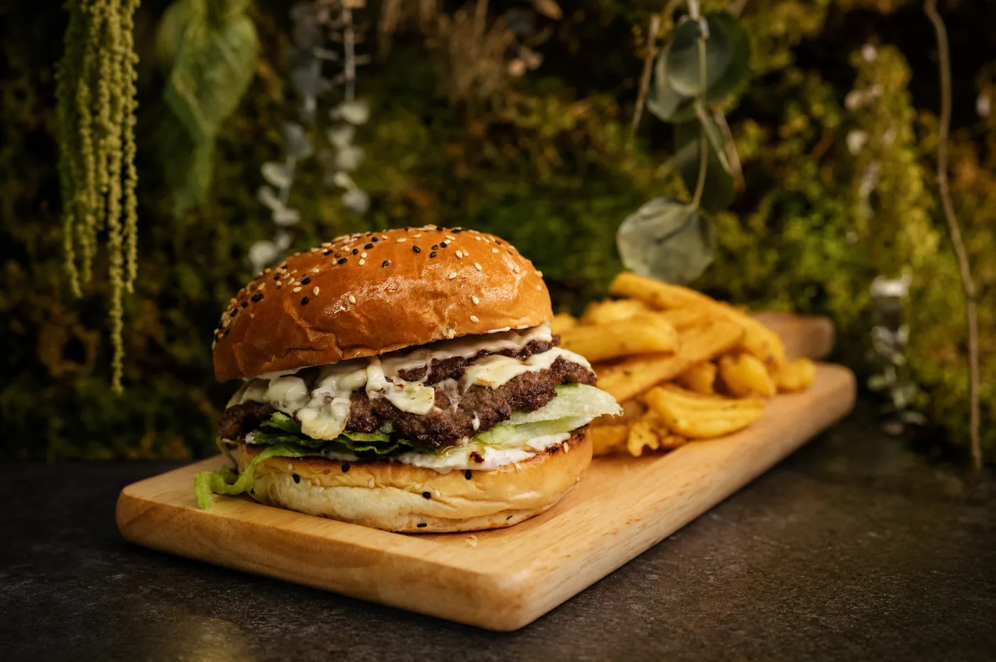 Bluecheese Burger cu cartofi prăjiți