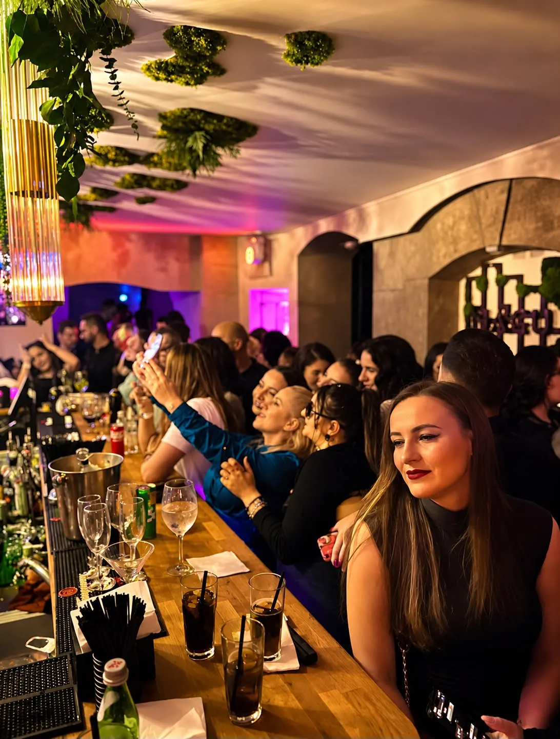 Seara, la mesele de lângă bar