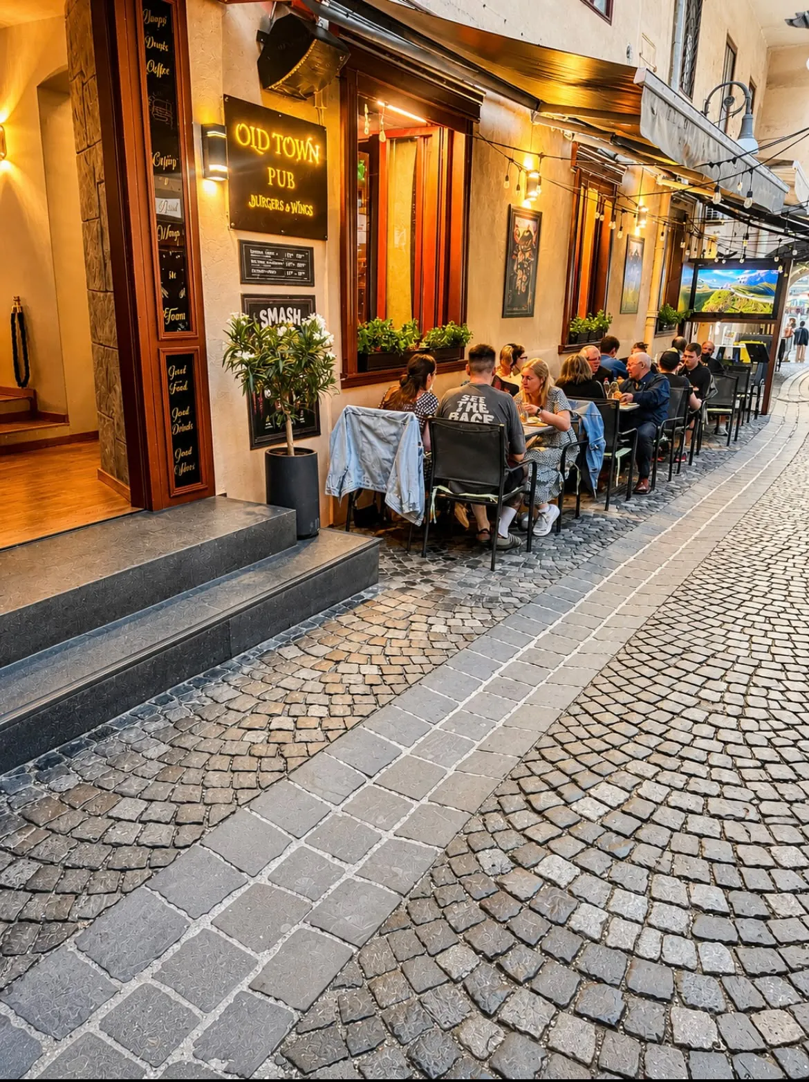 Strada pietruită, seara
