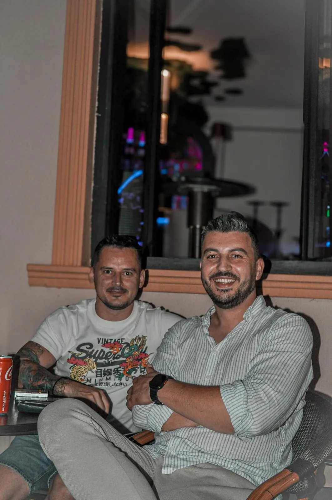 Doi prieteni, la o bere