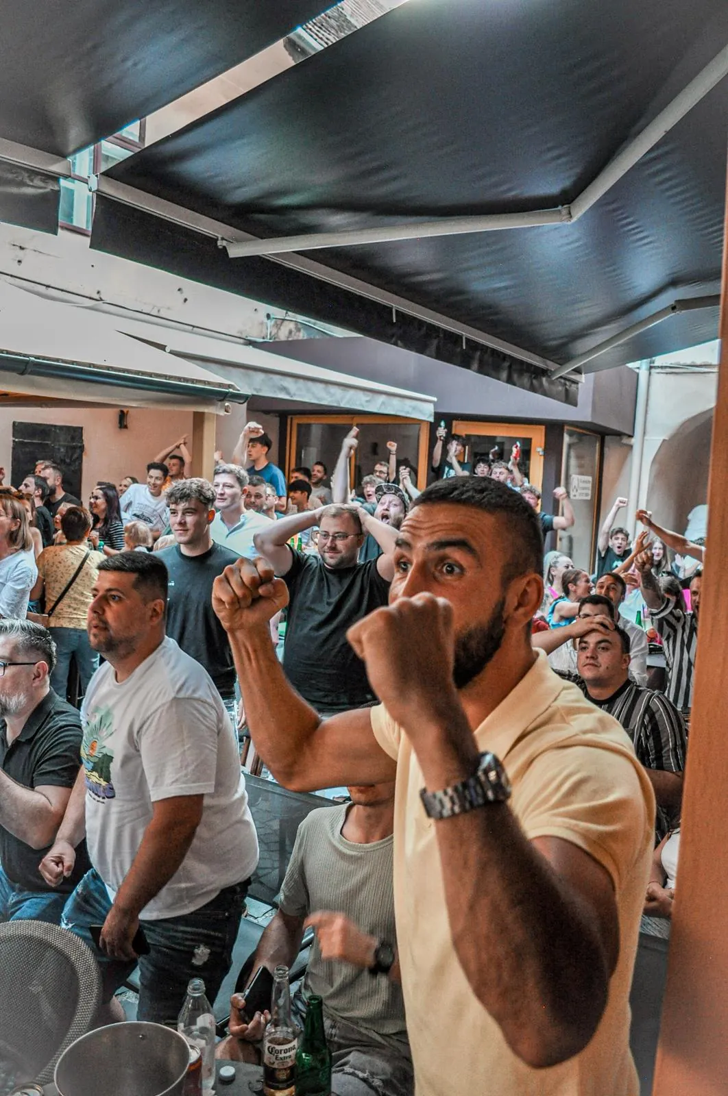 Meciul pe terasă, toată lumea în picioare