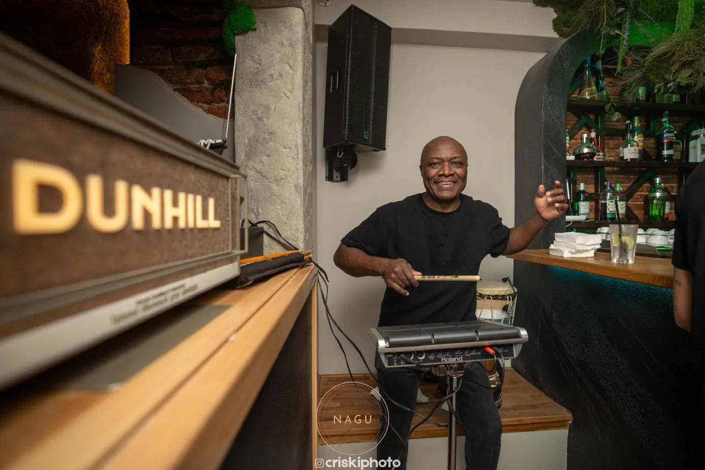 DJ-ul la pupitru, sub firma Dunhill