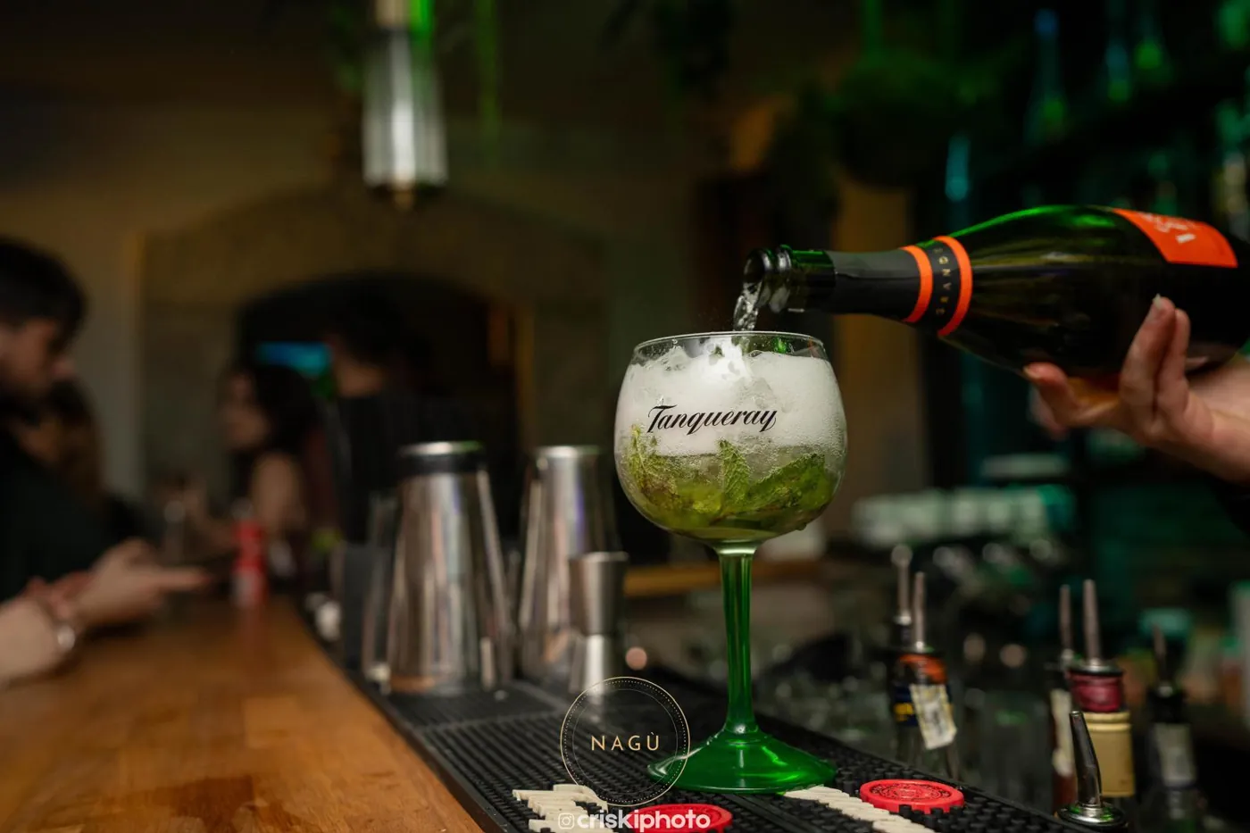 Se toarnă la bar