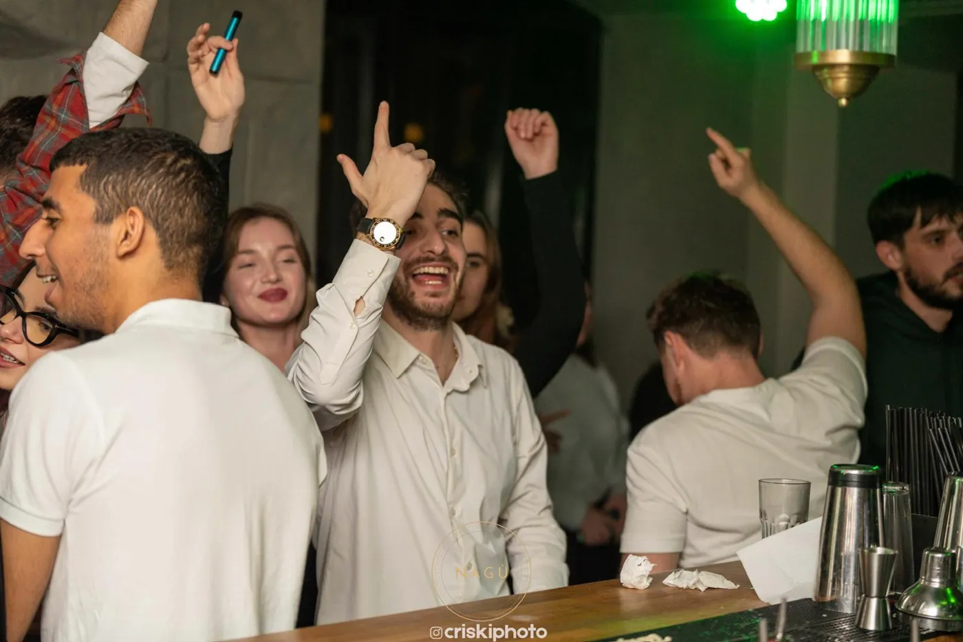 Mâinile sus, la bar