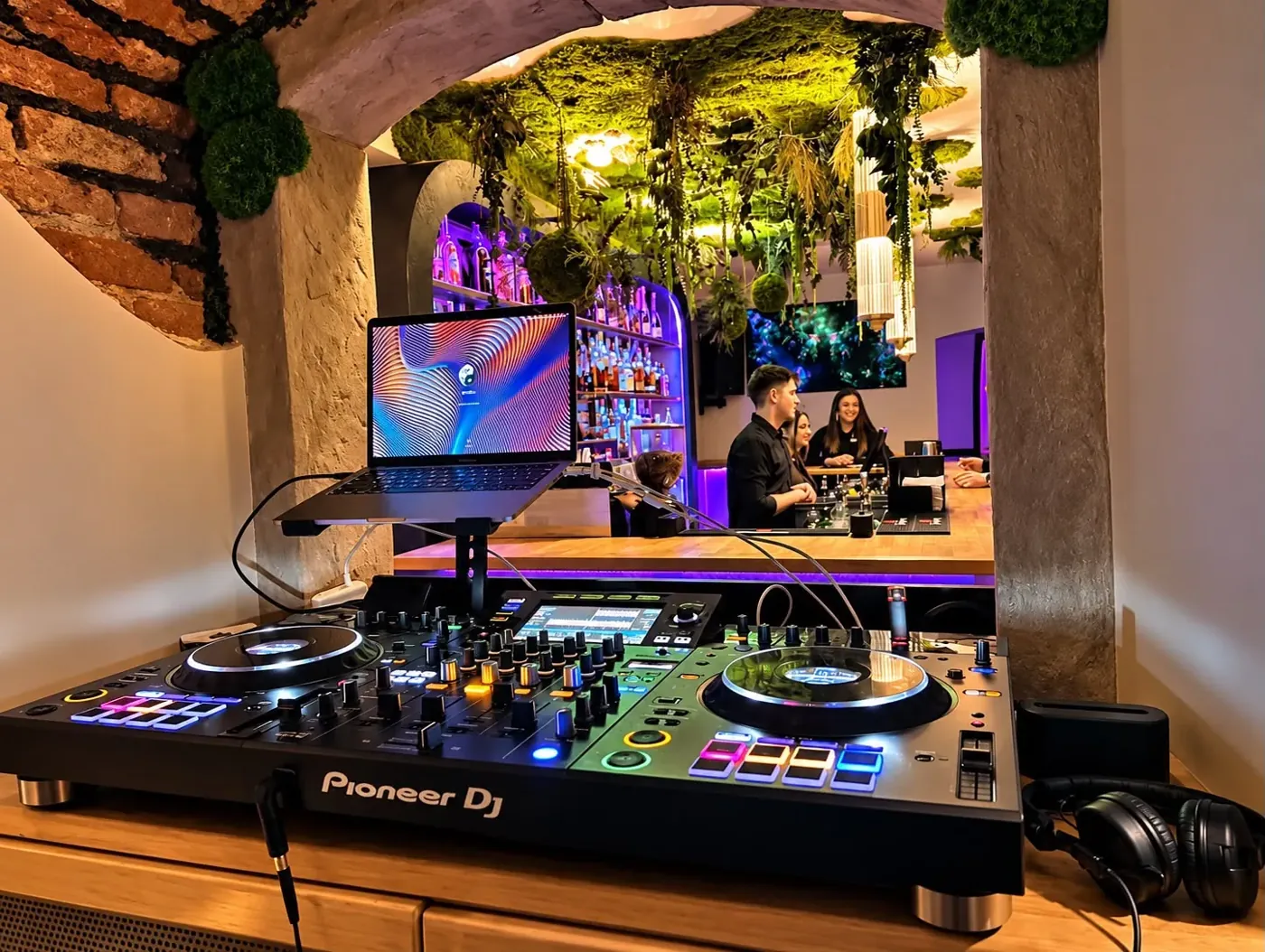 Pupitrul DJ-ului sub tavanul de mușchi
